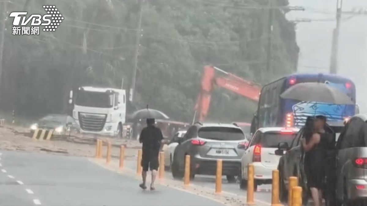「丹娜絲」雨灌台東 泥流沖馬路 多良「路斷」