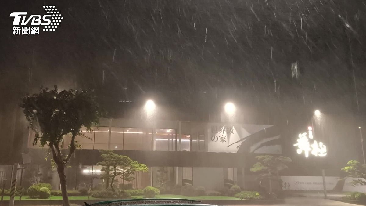 高雄市風雨強。(圖/TVBS)