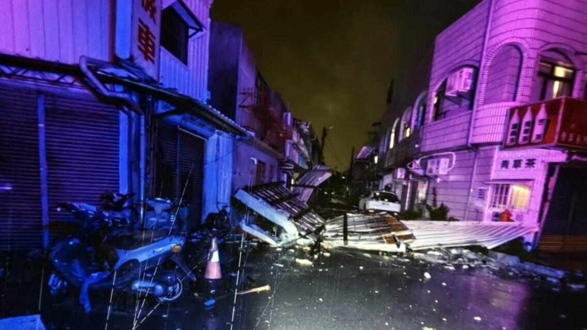 嘉義市區吹起強風並持續1個多小時，住家鐵皮遭到吹落。（圖／嘉義市消防局提供）