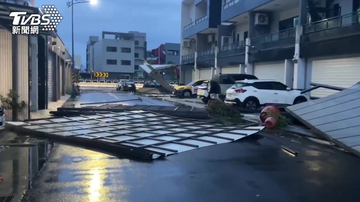 丹娜絲襲嘉義「13級強陣風+暴雨」 9路段封閉、逾6萬戶停電