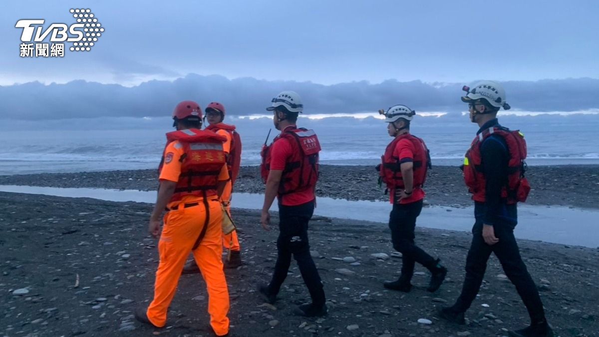 快訊/颱風夜相約宜蘭南澳溪出海口捕魚 1人遭大浪捲走失蹤