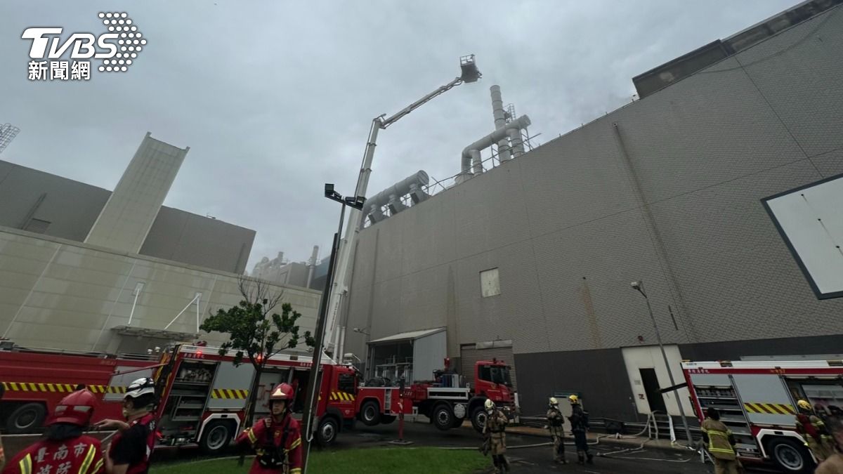快訊/才撐過颱風!彩晶面板南科廠「整棟竄濃煙」 空拍畫面曝