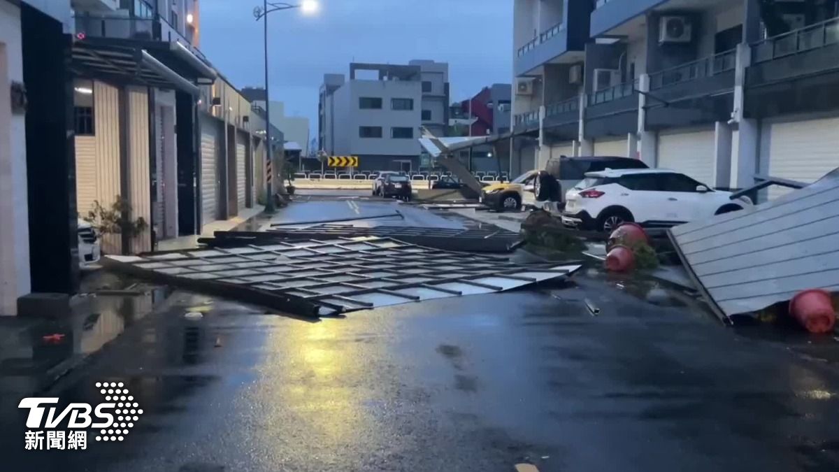 颱風「120年來」首登陸嘉義 強風暴雨狂掃滿目瘡痍