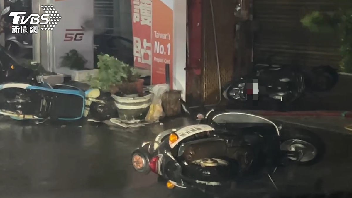 機車倒成一片。(圖/TVBS)