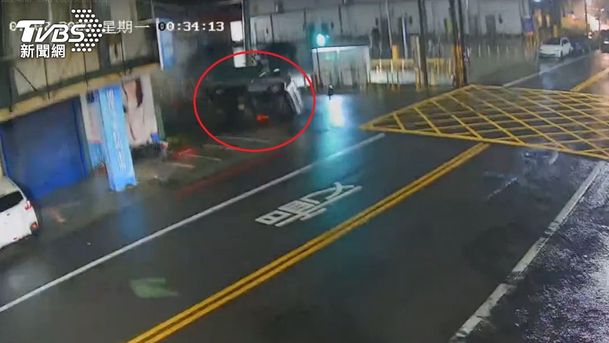 有片/丹娜絲狂掃!雲林北港小貨車遭掀90度翻 驚悚畫面曝
