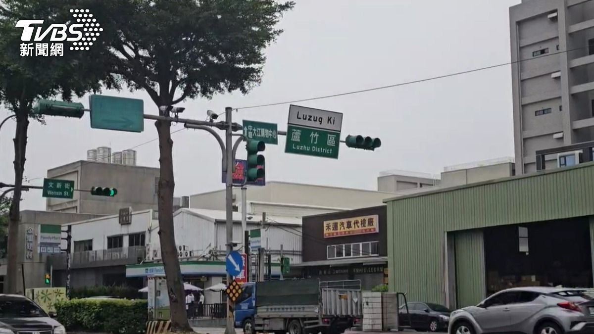 桃園區蘆竹區隔一條街相鄰,今天放不放假就不一樣。(圖/TVBS)