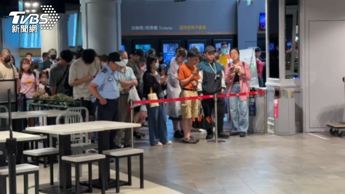 新竹巨城沒放颱風假!在地人擠爆門口樂喊:風雨無阻進城