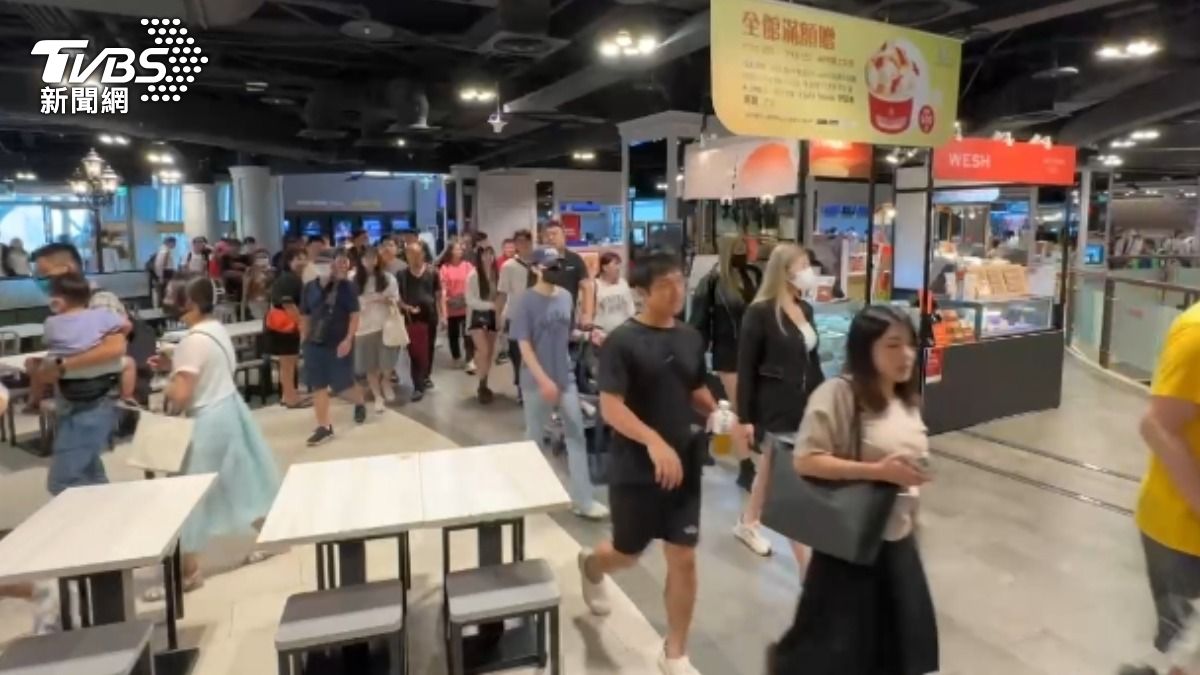 巨城一開門就湧入大批逛街民眾。（圖／TVBS）