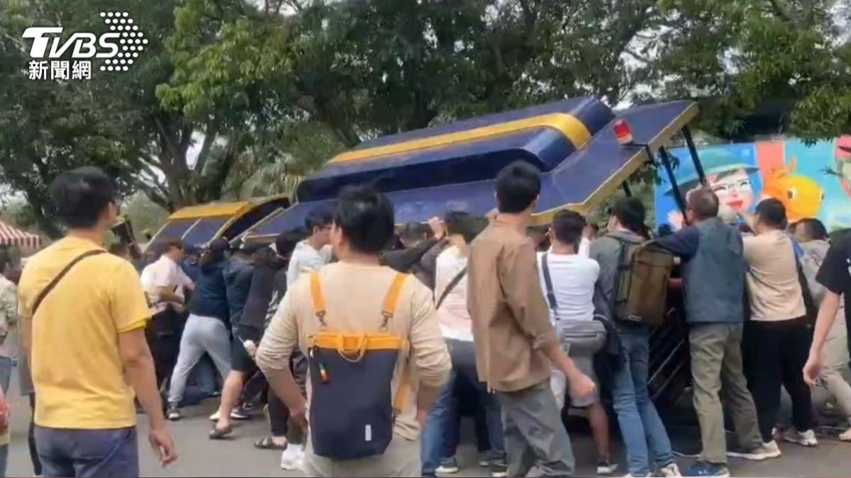眾人合力把遊園車抬起來,救出老夫妻,老翁仍不行身亡。(圖/TVBS)