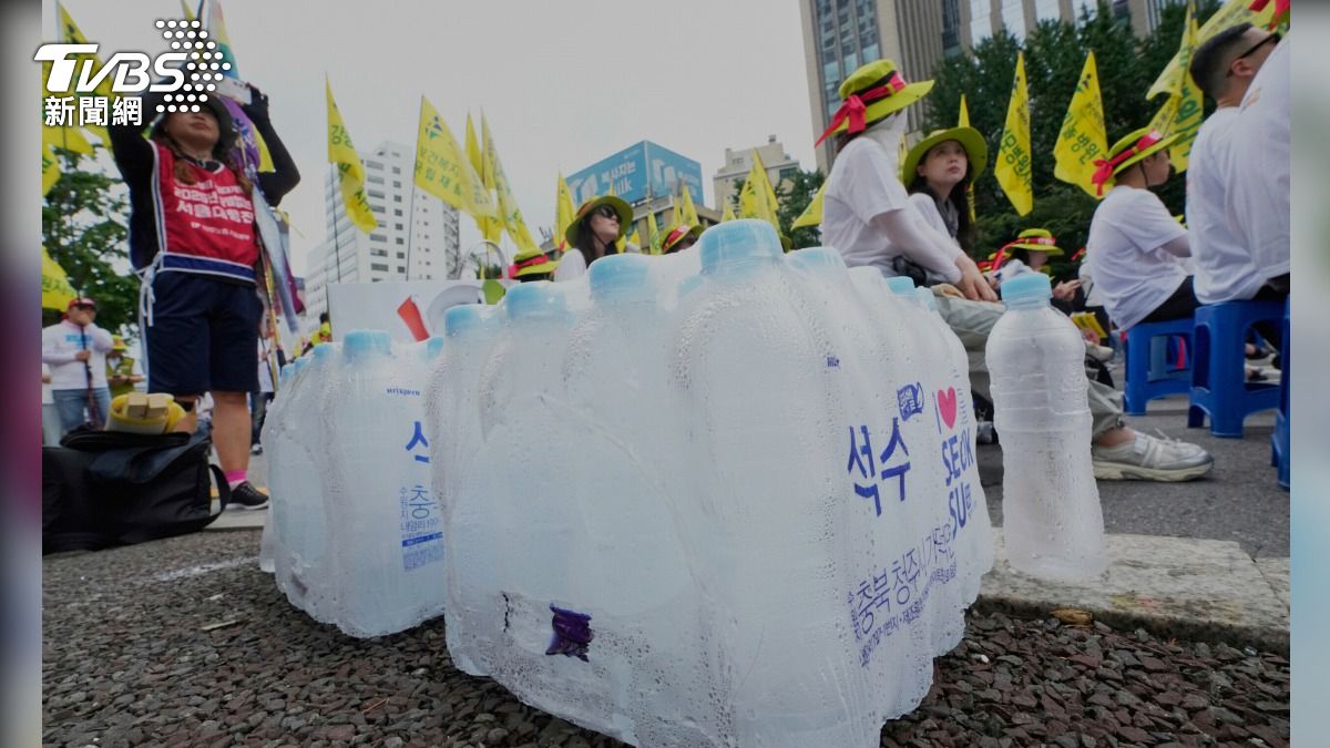 南韓首爾7月遭遇熱浪襲擊,抗議活動備妥冷凍水解渴。(圖/達志影像美聯社)