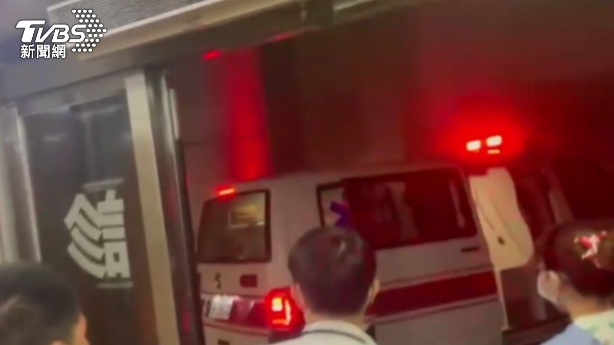 停放在急診室門口的救護車被狂風吹著走。(圖/TVBS)