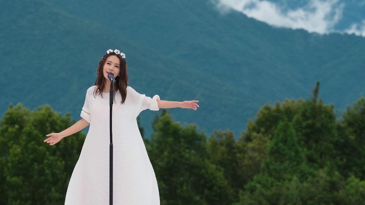 田馥甄「田調」來到畢業典禮。(圖/何樂音樂提供)