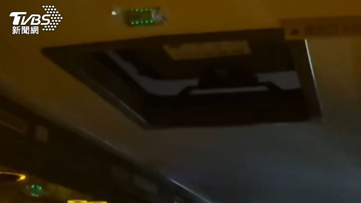  颱風丹娜絲狂襲，車頂安全門吹掀，乘客驚嚇如搭海盜船。（圖／cant9012 threads）