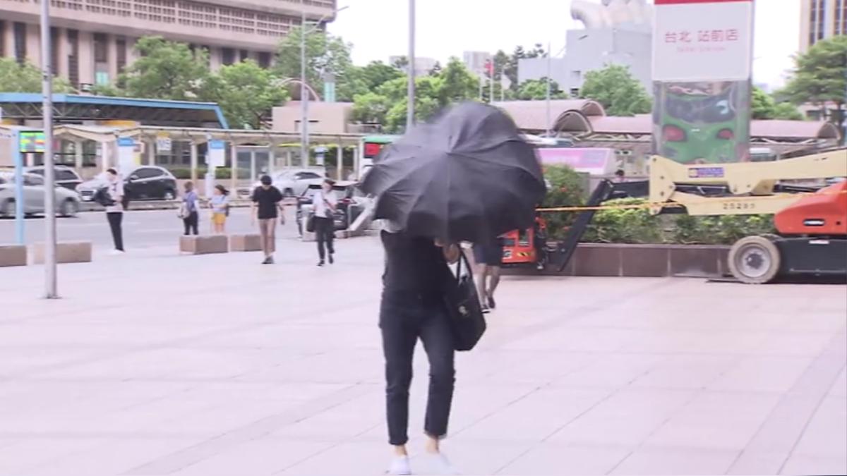 丹娜斯颱風於上午11:30分解除陸警,台北上午風大。(圖/TVBS)