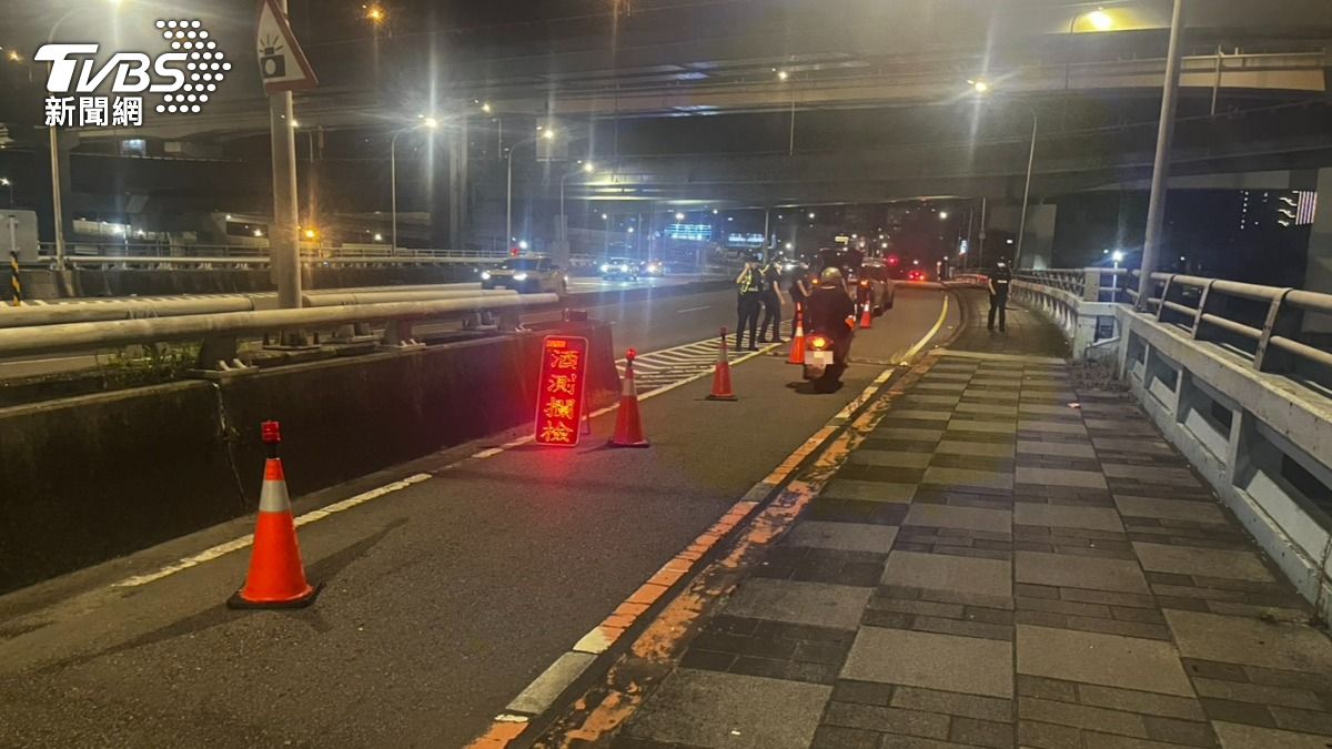 警方颱風夜不打烊,在土城市區多個地點執行路檢勤務。(圖/TVBS)