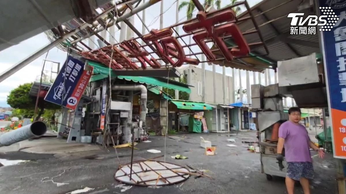嘉樂福夜市招牌被吹垮。(圖/TVBS)