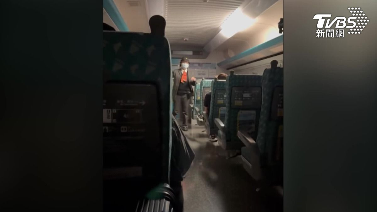 颱風夜驚魂!高鐵關燈停駛,車廂狂搖乘客嚇壞。(圖/TVBS)