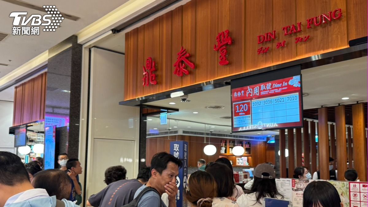 鼎泰豐外也排滿候位民眾。(圖/林雅婷攝)