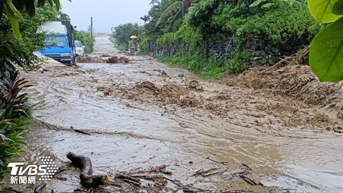 颱風沒直撲仍有災情,綠島蘭嶼土石流,道路中斷。(圖/TVBS)