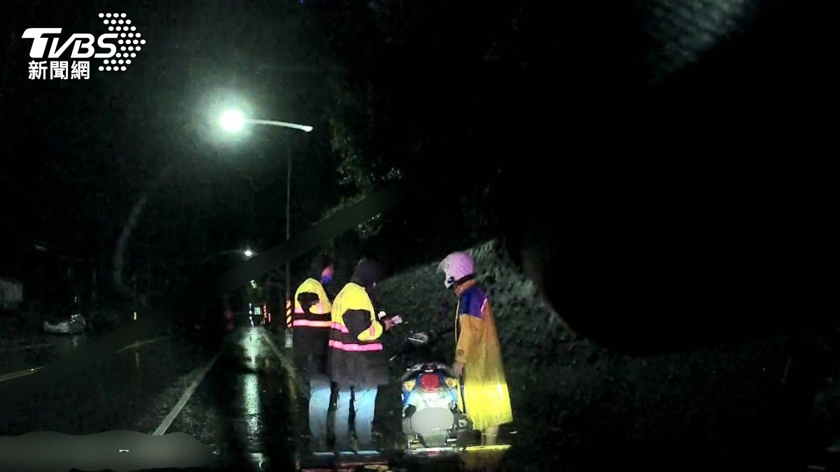 颱風夜風雨交加!台東男「酒精倒油箱」騎一半拋錨 暖警助返家