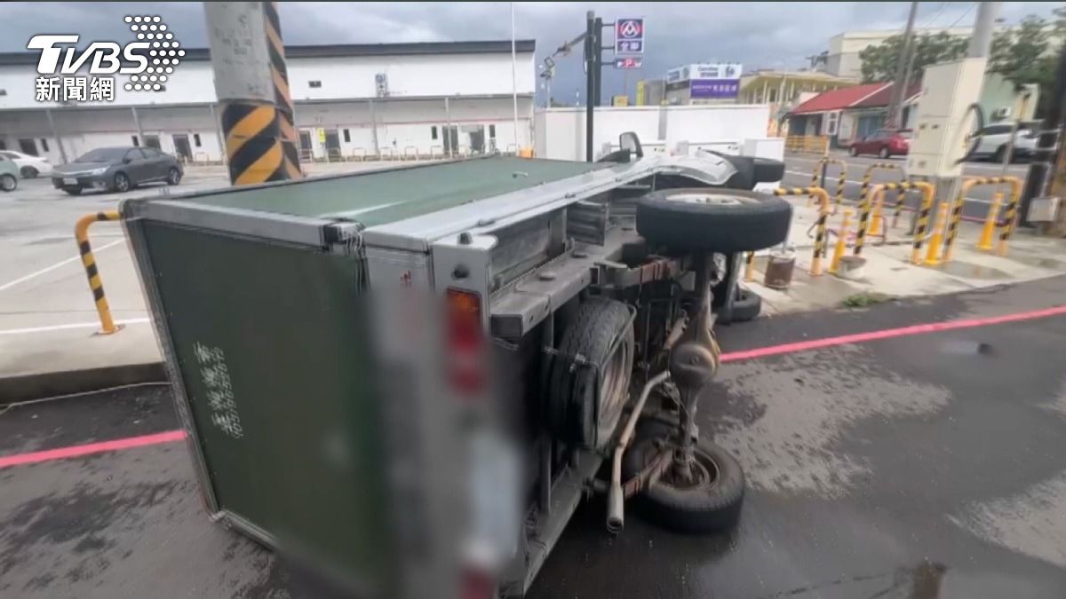 17級驚人陣風襲雲林!廂型車遭吹翻。(圖/TVBS)