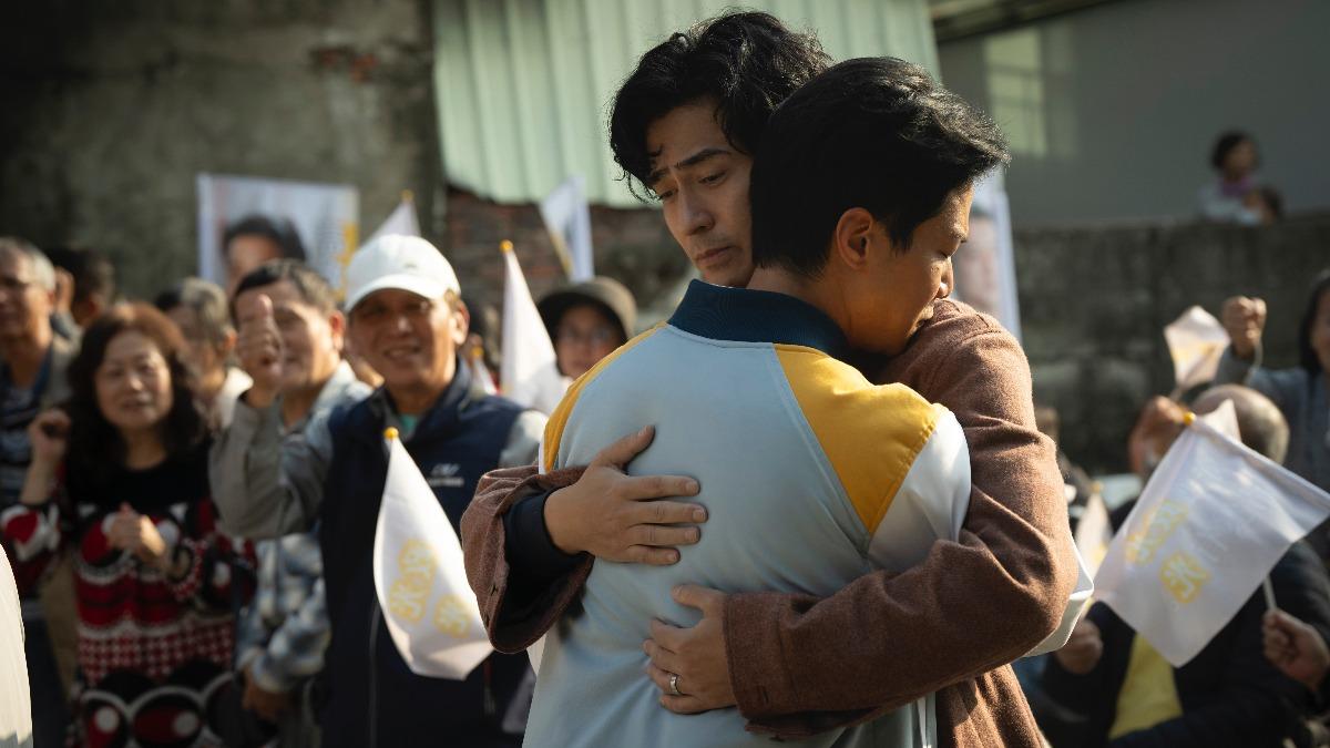 周渝民(右)與薛仕凌在罷免晚會上激動擁抱。(圖/CATCHPLAY+、公視、大慕可可提供)