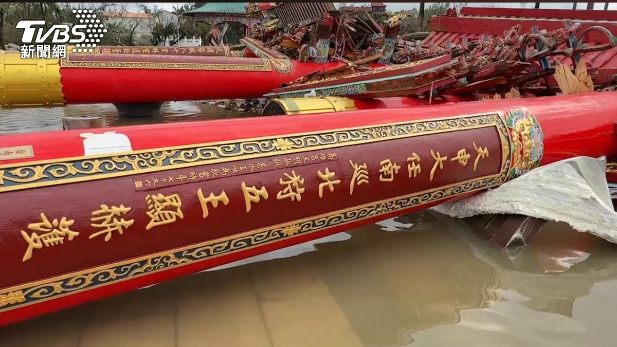  十二根粗柱全倒！南鯤鯓代天府牌樓慘了。(圖／TVBS)