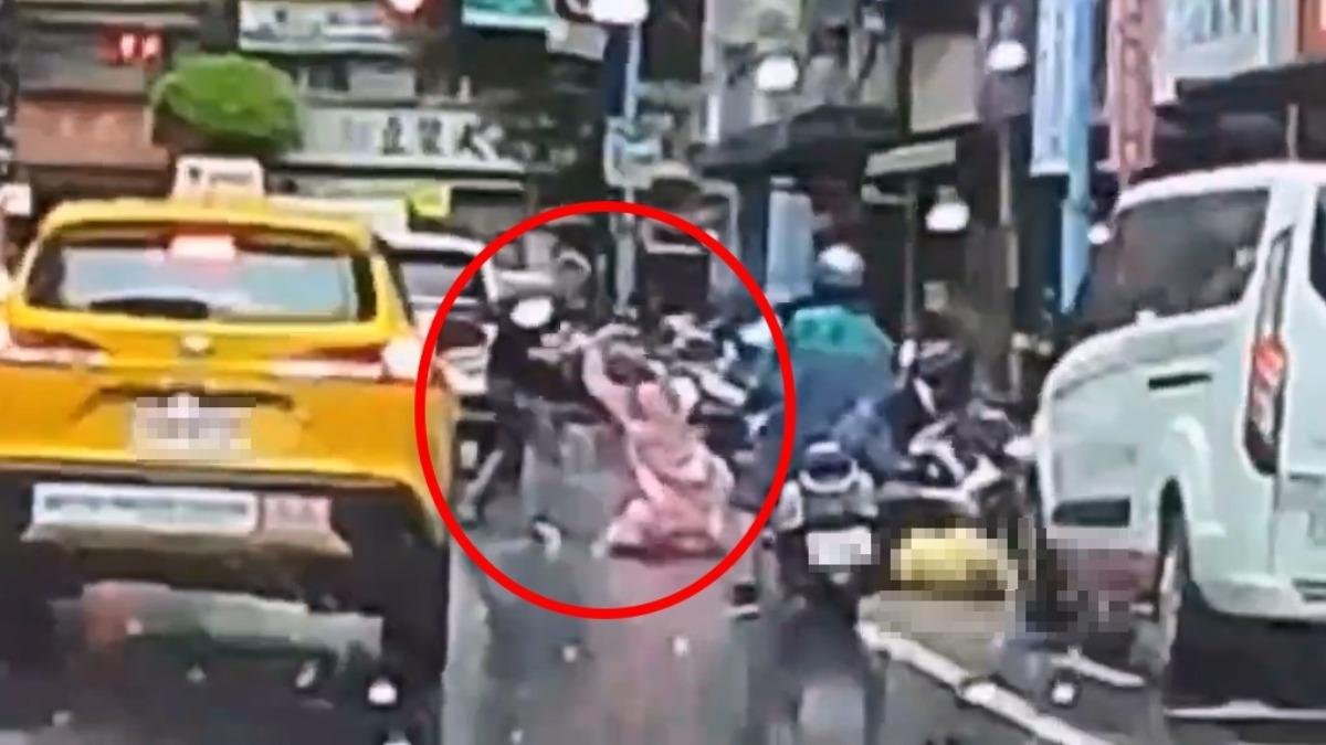 男子猛烈攻擊粉色雨衣女子,導致血流如注,傷重死亡。(圖/翻攝自 記者爆料網)