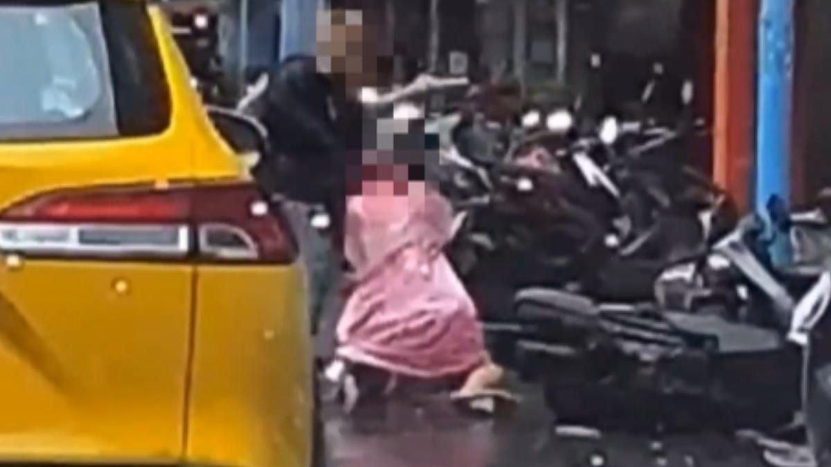 男子暴力揮舞手中刀械,導致女子重傷倒地。(圖/翻攝自 記者爆料網)