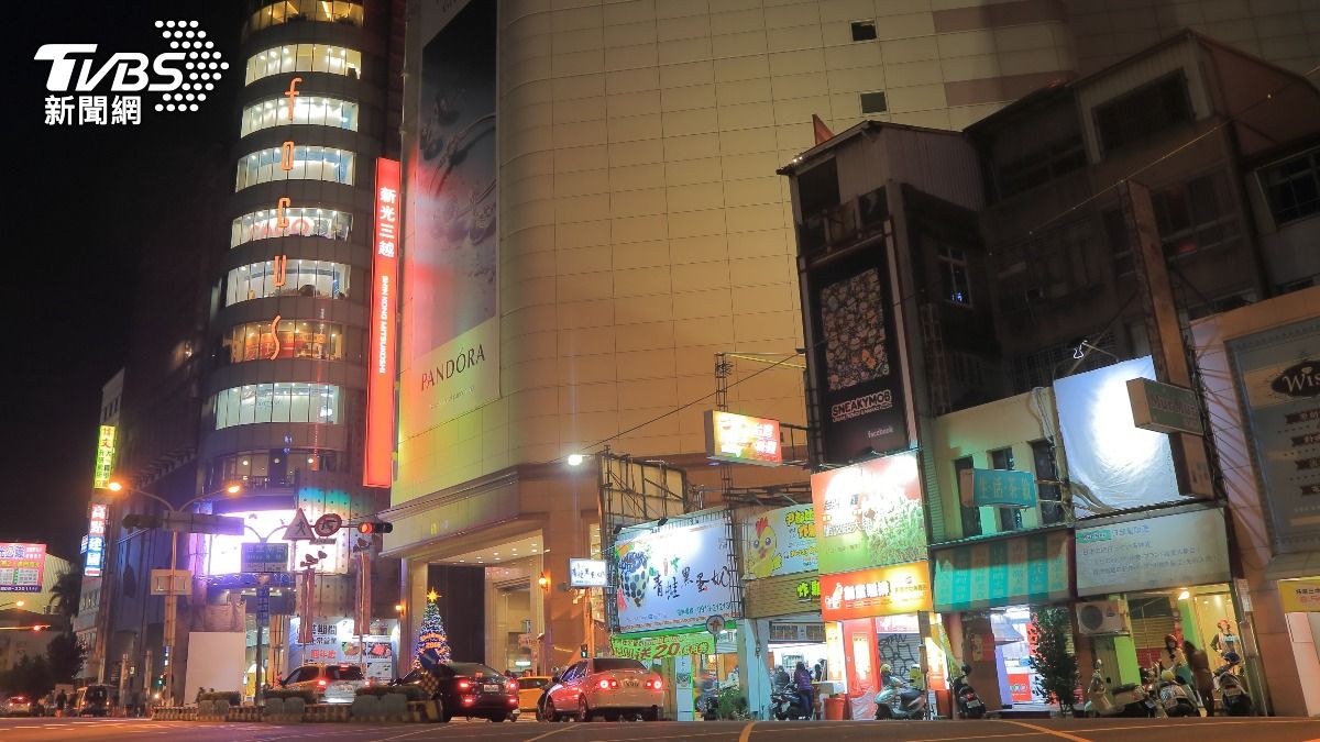台南新光三越中山店一名陳姓女店長，於2019年11月至2021年3月期間，利用職務便利侵占公司財產。（示意圖／shutterstock達志影像）