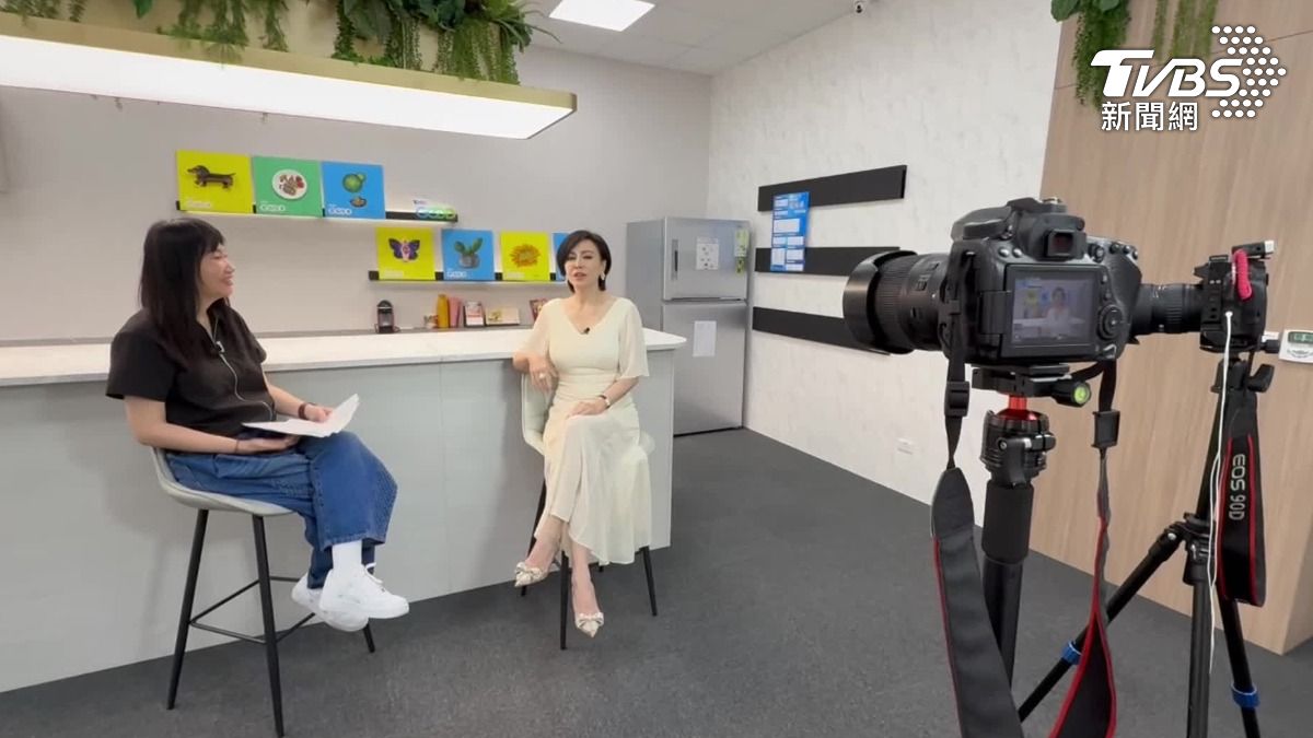 田麗接受TVBS娛樂頭條副總編輯楊起鳳專訪。(圖/TVBS)
