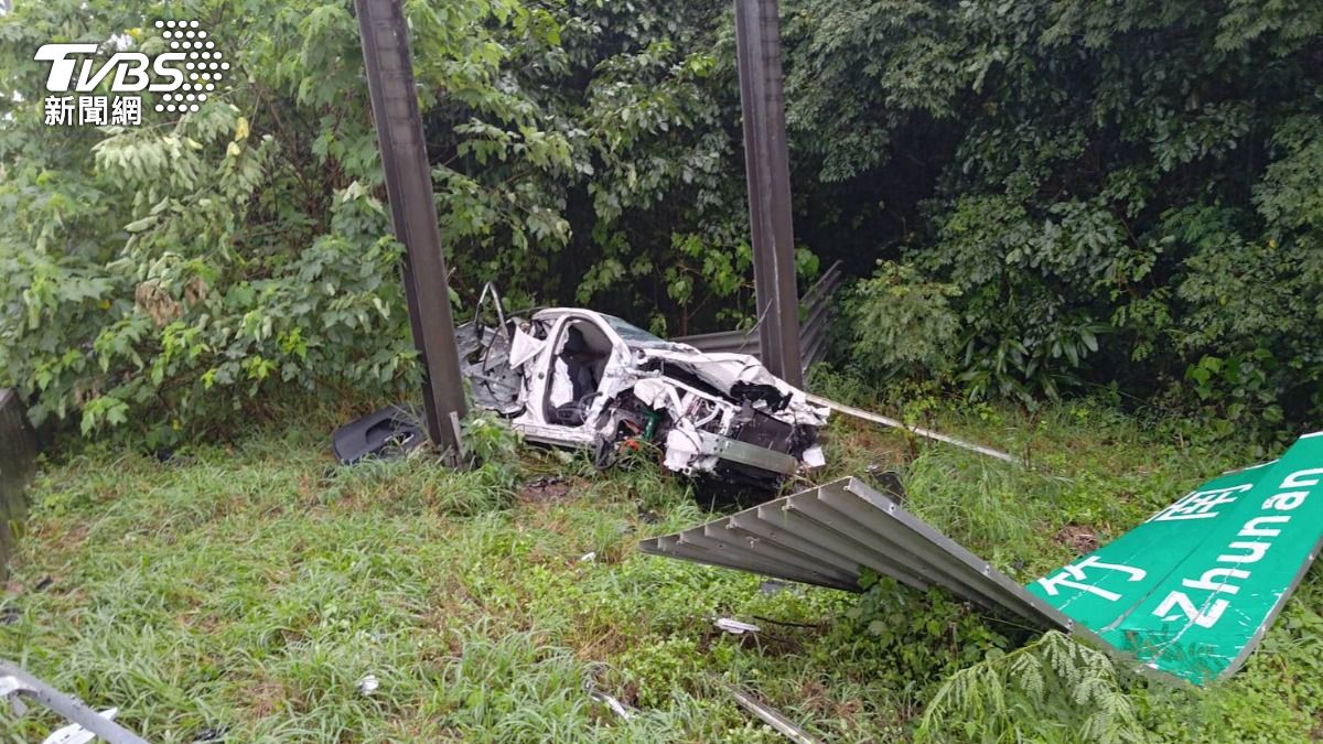 國一北向寶山段車禍!小客車自撞護欄「噴飛翻覆」駕駛挫傷