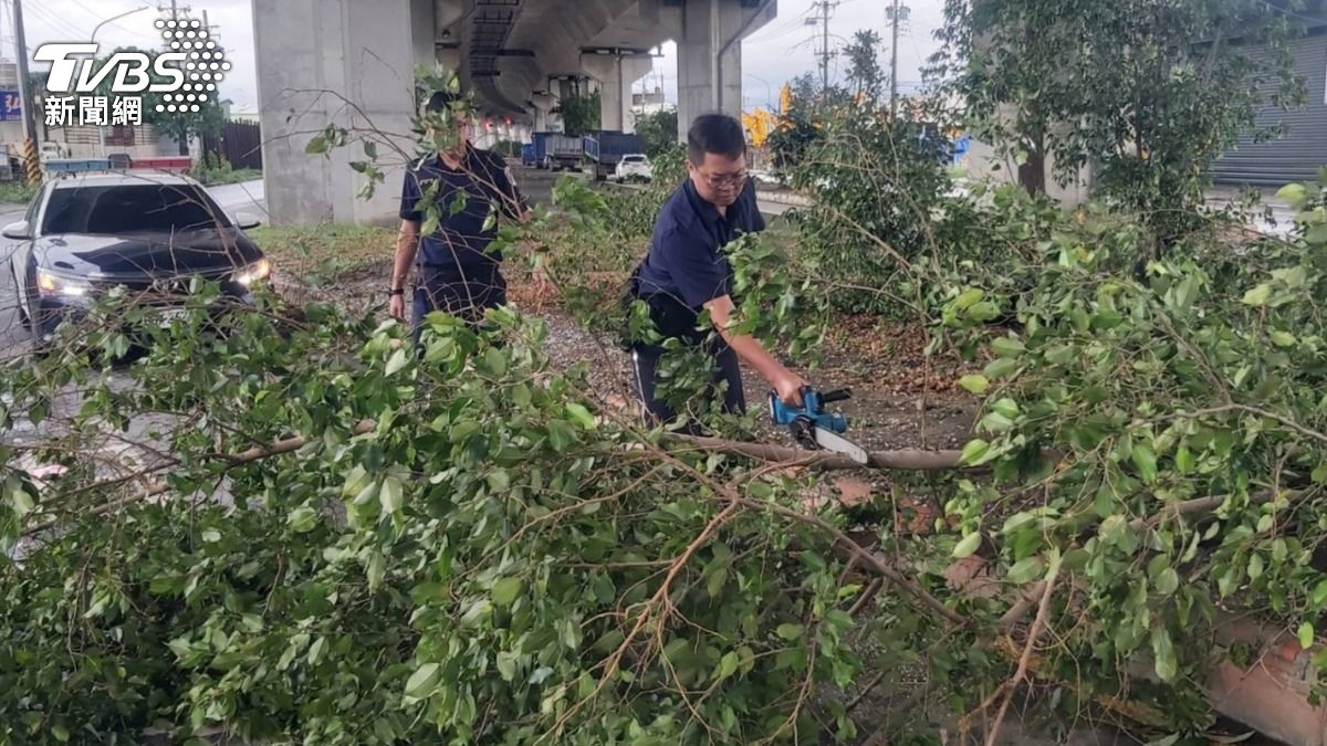 丹娜絲橫掃高雄 警「肉搏13級強風」滾電纜、披荊斬棘清道路