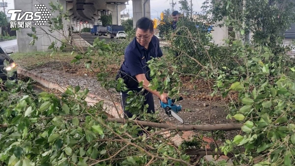 仁武分局員警披荊斬棘清道路。(圖/TVBS)