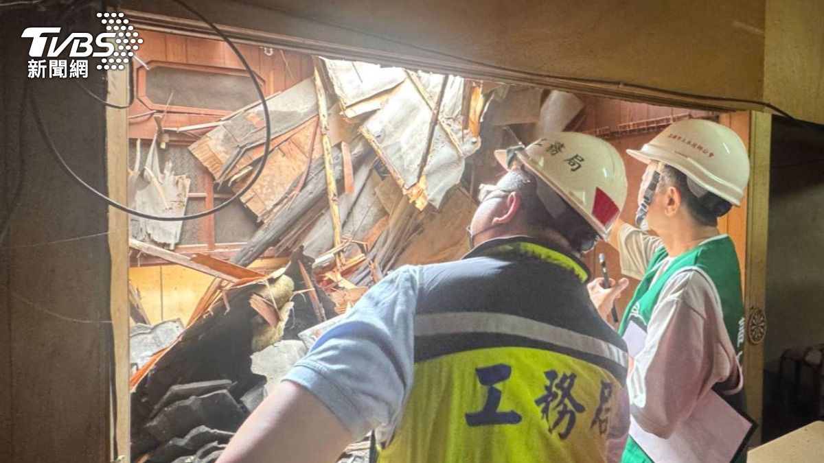 79歲屋主李男正於客廳觀看電視，聽見巨響驚覺房間屋頂倒塌。（圖／TVBS）