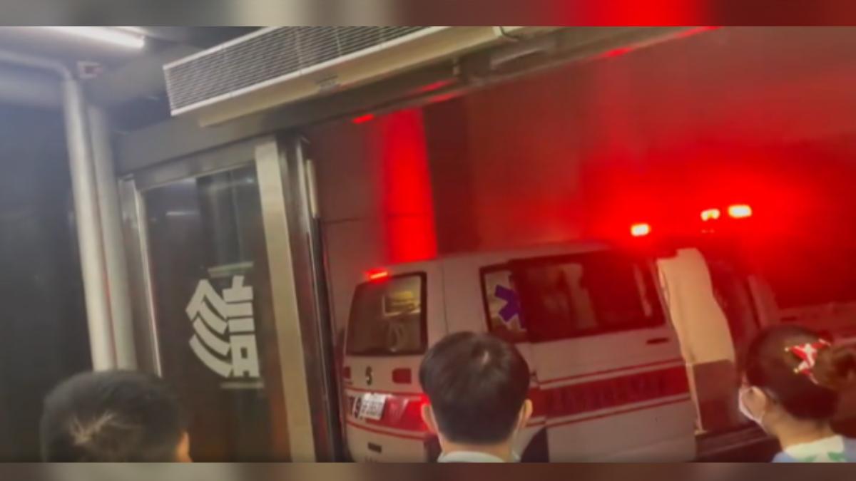 有一台救護車剛開到醫院急診室門口,要將病患送下車,沒想到風力實在太強,救護人員差點連人帶車被颱風吹跑。(圖/記者爆料網)