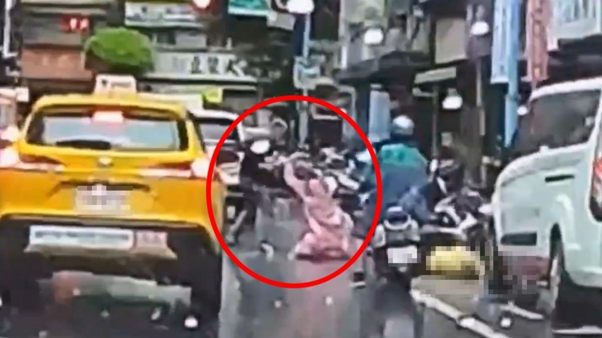 謝男當街刺殺妻子與小姨子。(圖/翻攝記者爆料網)