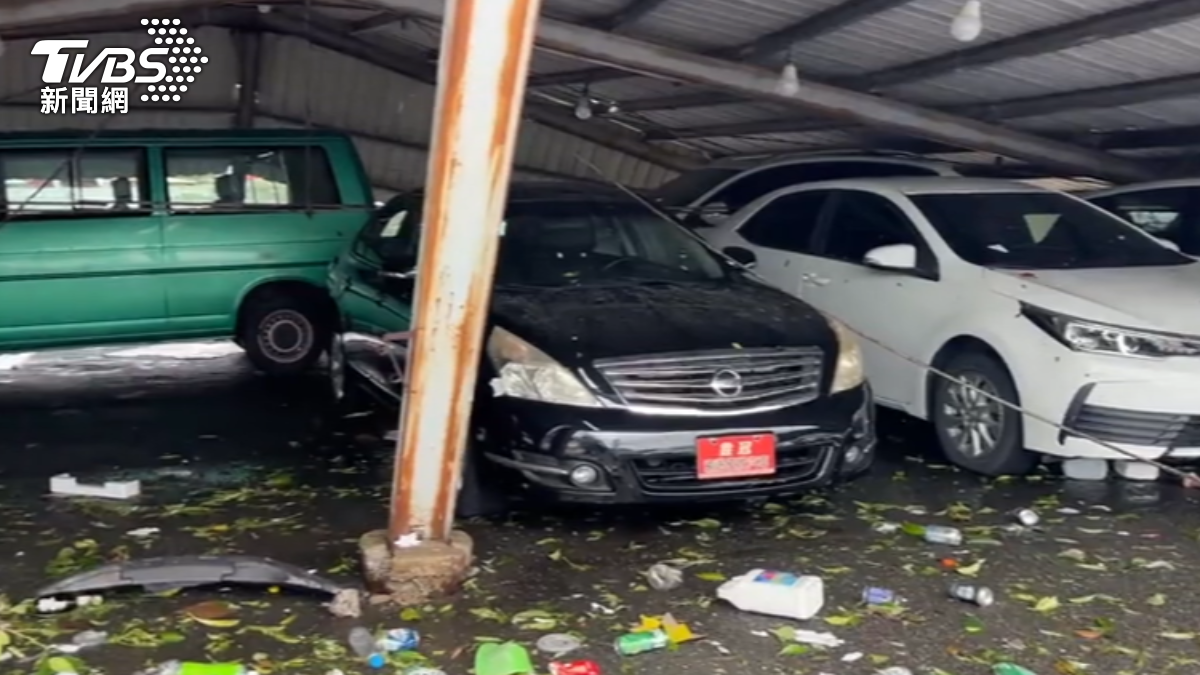台南汽車鍍膜店被吹垮。(圖/TVBS)
