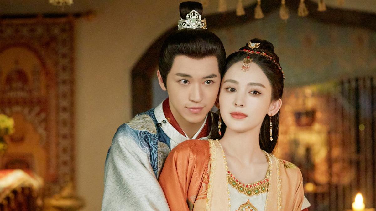 《風起西州》由許魏洲（左）與古力娜扎主演。（圖／緯來提供）