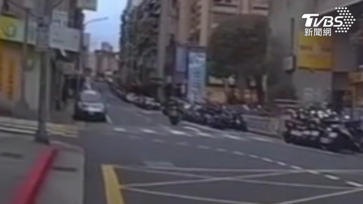 男逆向遭警攔,認為遭針對,怒嗆警開罰其他人。(圖/TVBS)