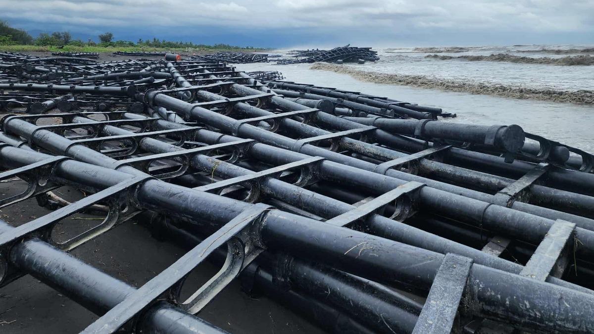 海岸線全都是黑色浮台。（圖／民眾提供）