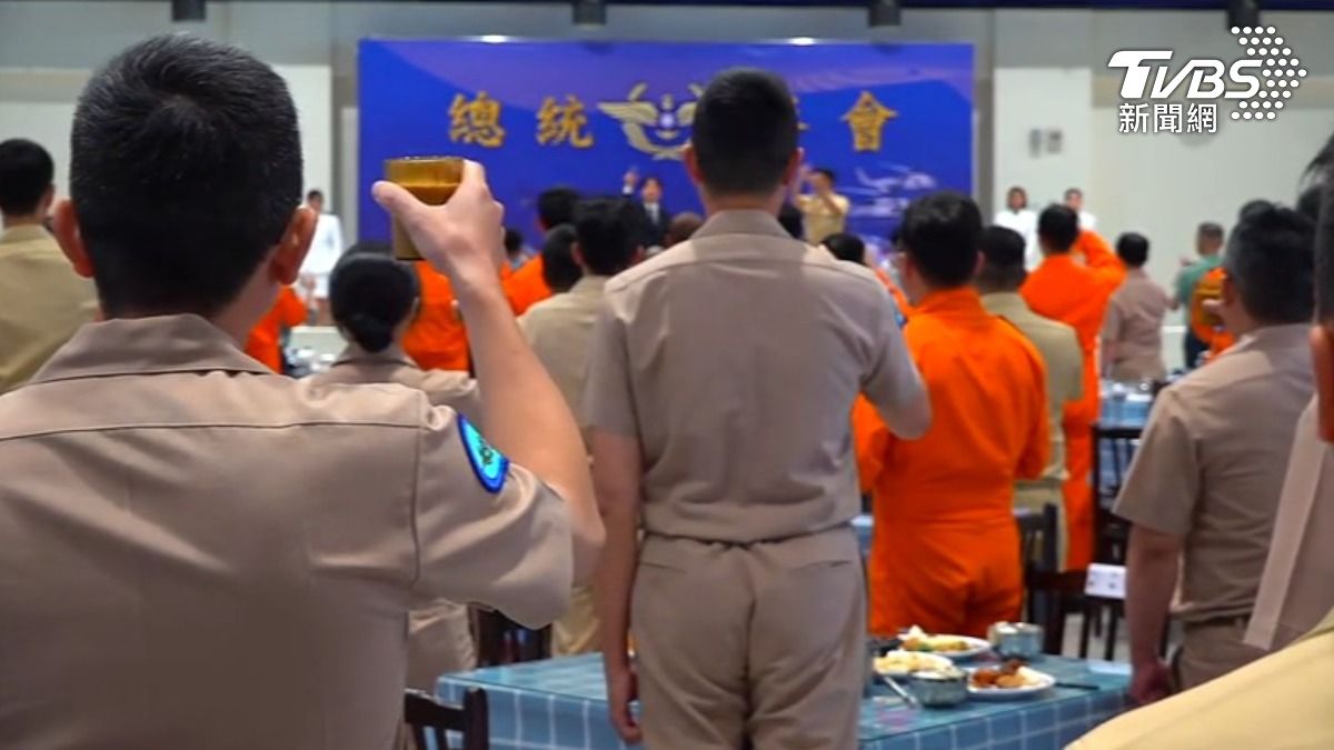 國防部證實考慮比照美軍,在不影響戰備勤務前提下,開放營內特定場合飲酒,目前還在評估。(圖/TVBS)