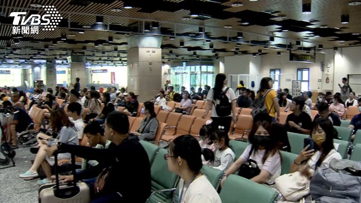 受到丹娜絲颱風影響，有超過9千名旅客滯留澎湖。（圖／TVBS）