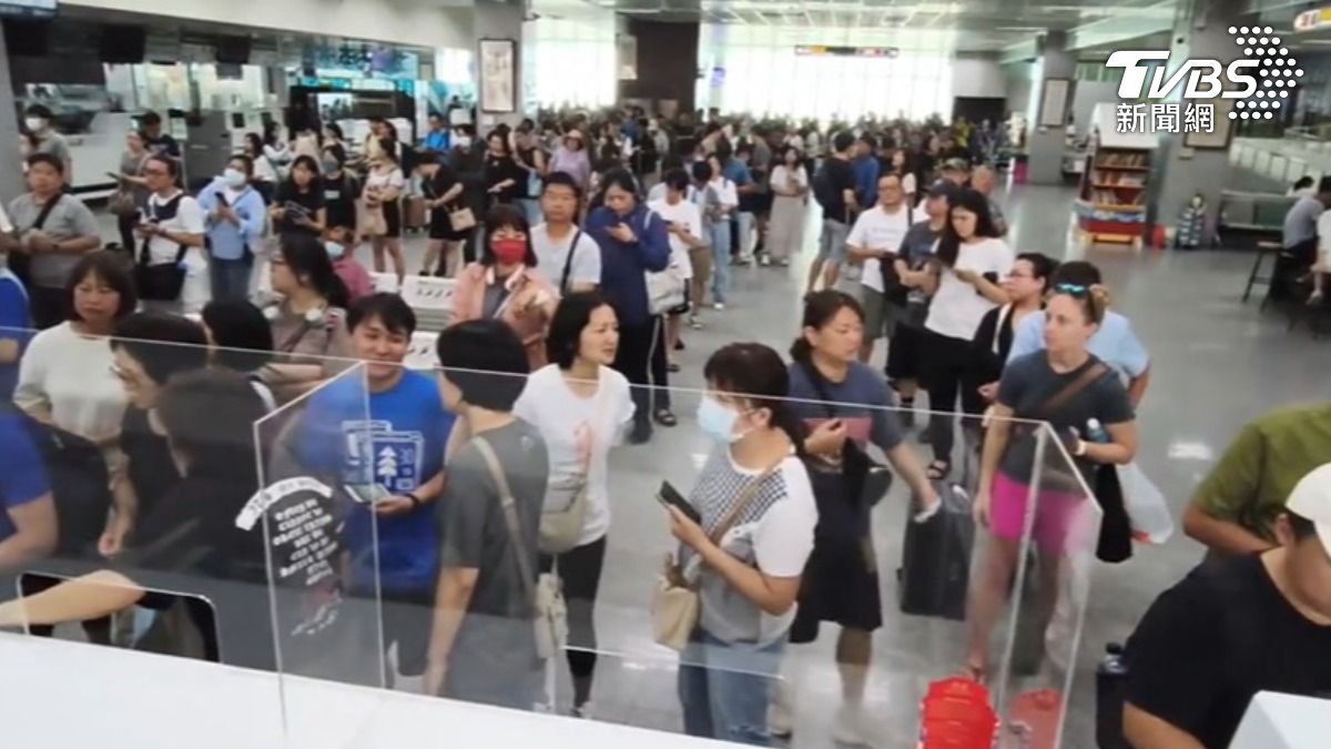 金門機場７日一早湧入六百多人要補位，期盼能趕快搭上飛機。（圖／TVBS）