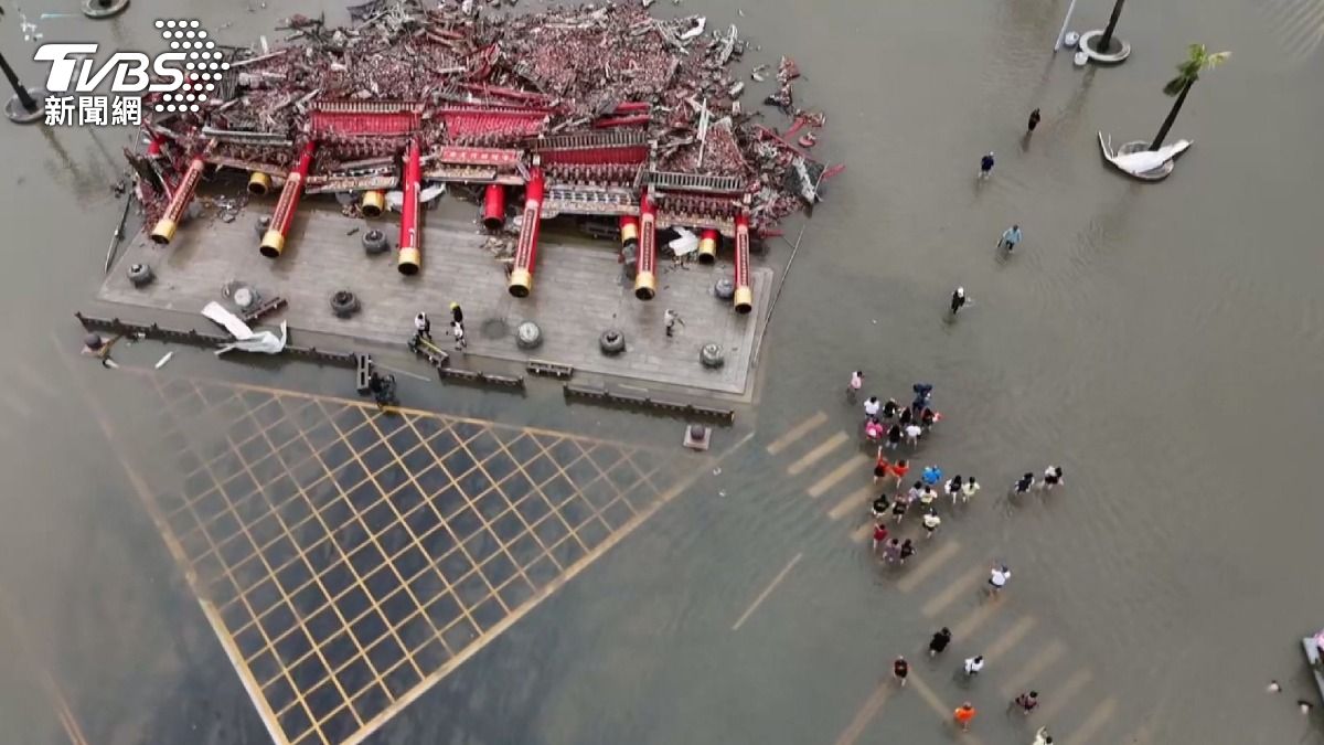 南鯤鯓牌樓散落水中 重建估需3千萬。(圖/TVBS)