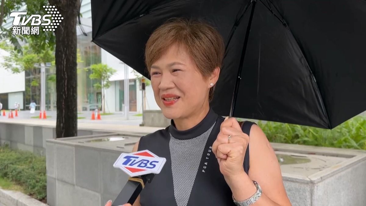 丹娜絲速離台！民眾「雨傘變陽傘」。(圖／TVBS)