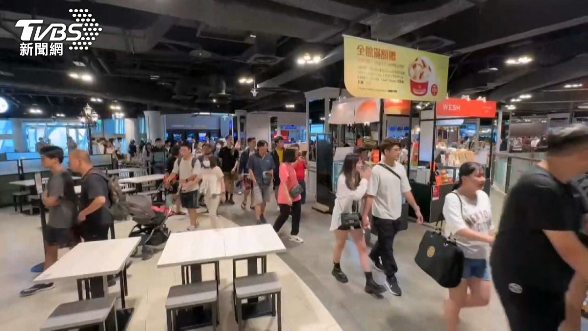 颱風假變出遊日！中部陽光露臉，百貨停車場塞爆人潮洶湧。(圖／TVBS)
