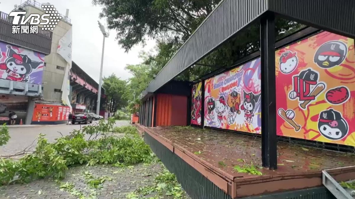 台南棒球場受到颱風影響,本週3場賽事分別宣布延賽,以及移至澄清湖棒球場舉行。(圖/TVBS)