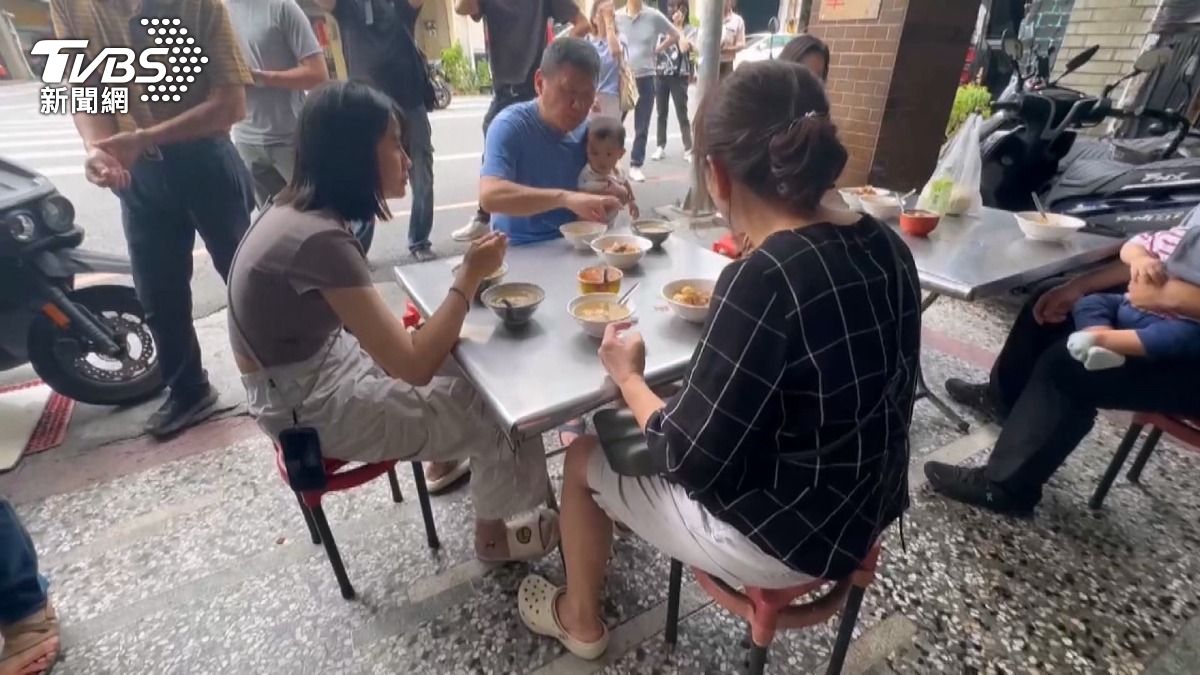 颱風假遇好天氣！彰化小吃店排隊人龍現。(圖／TVBS)