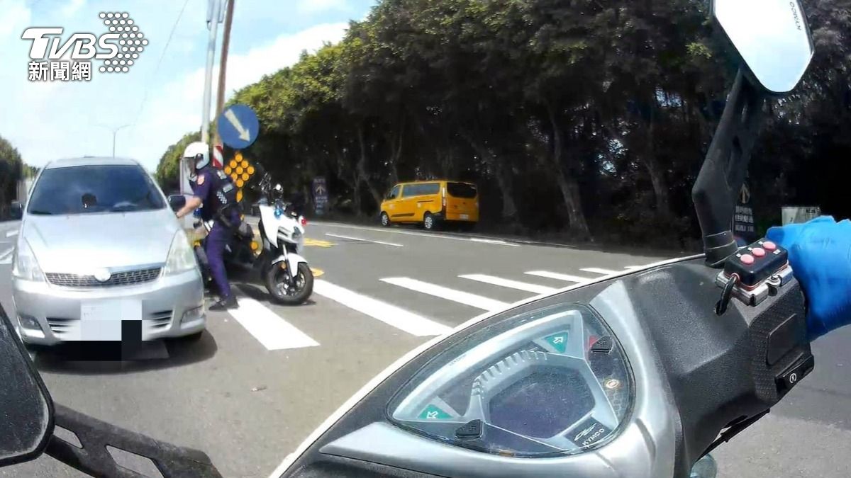 男子偷車遭警攔截圍捕。(圖/TVBS)
